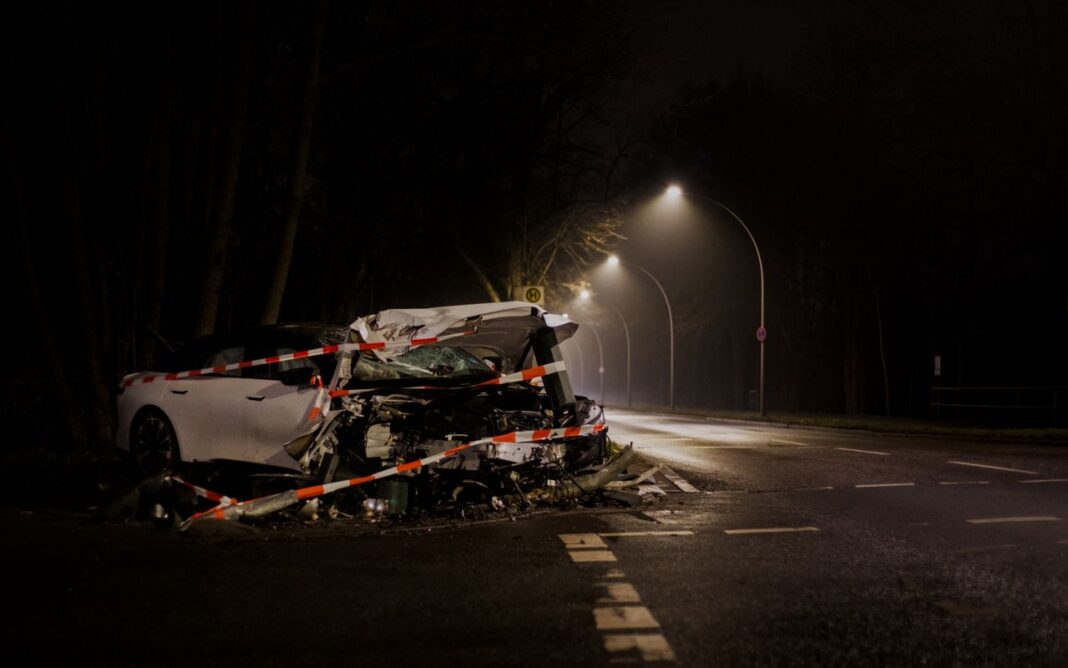 Photo by Julien : https://www.pexels.com/photo/nighttime-car-accident-in-berlin-street-35784044/