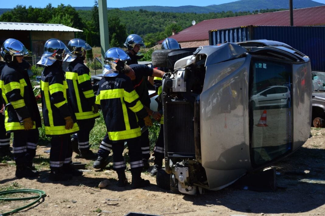 Photo by Ulrick Trappschuh: https://www.pexels.com/photo/workers-in-uniforms-at-car-accident-site-15534817/